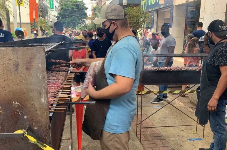 Em defesa da pecuária, protesto denominado ‘Segunda Com Carne’ distribui 2 mil espetinhos bovinos no Calçadão de Pres. Prudente