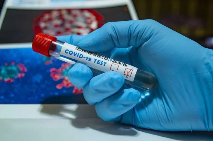 Em queda, taxa de transmissão da covid aponta 'provável controle'