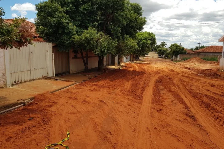 Em solução paliativa, cratera da avenida do Estado é tampada