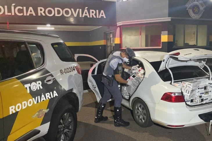 Em Venceslau, Polícia Rodoviária aborda carro em pátio de posto de combustíveis e apreende 7,5 mil maços de cigarros contrabandeados
