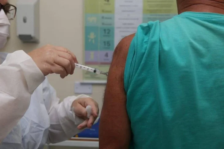 Epitácio inicia vacinação de idosos e professores contra a gripe