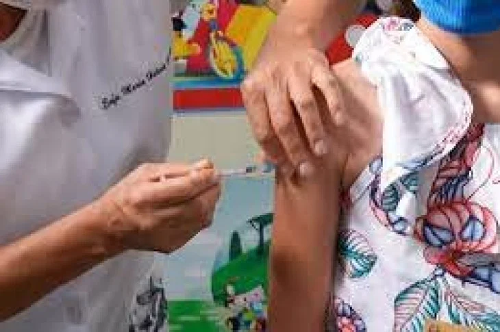 Epitácio vacina crianças de oito a onze anos sem comorbidades contra covid-19