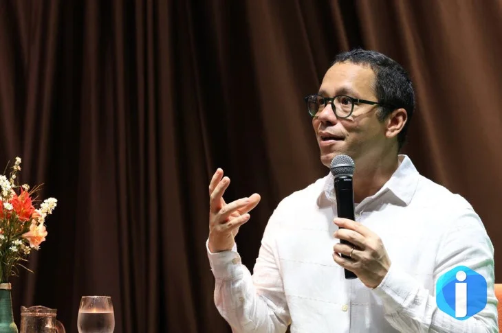 Escritor diz que literatura tem poder de humanizar e levar à reflexão