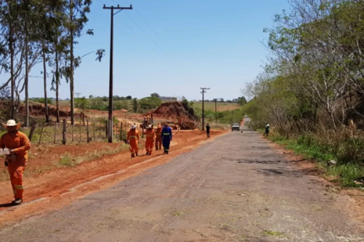 Estrada Aymoré recebe limpeza de margens para início do recapeamento