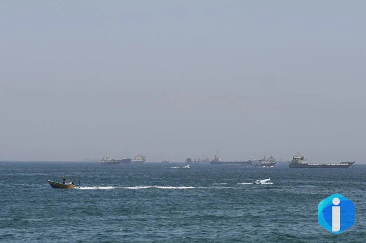 EUA lançam novos ataques contra Irã; forças iranianas fecham Ormuz