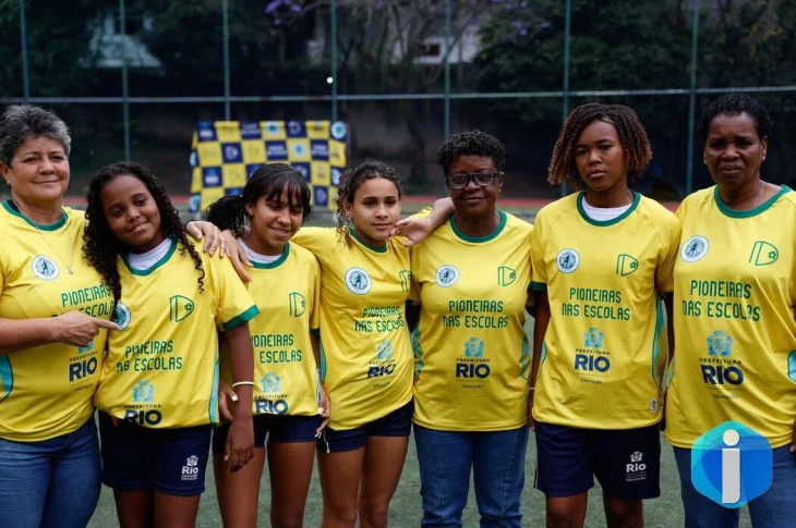 Ex-jogadoras da seleção de futebol incentivam alunas em escolas do Rio