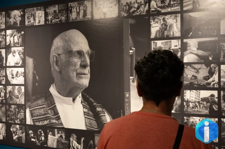 Exposição em SP homenageia padre Júlio e pessoas em situação de rua