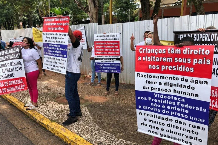 Familiares de presos protestam em frente ao Ministério Público por melhores condições carcerárias