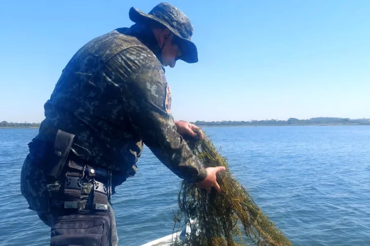 Fiscalização apreende 500 metros de redes de pesca armadas irregularmente no Rio Paraná