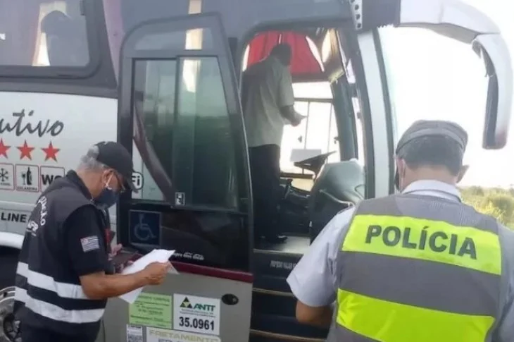 Fiscalização barra ônibus de universitários venceslauenses na Raposo Tavares
