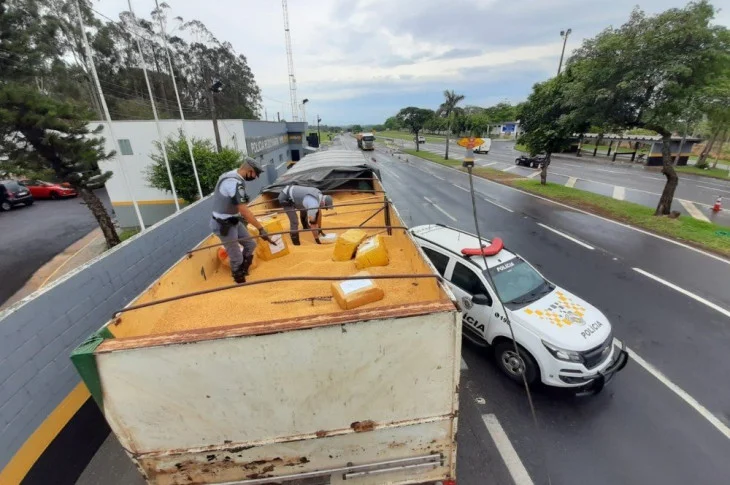 Fiscalização descobre 12 toneladas de maconha escondidas em meio a carga de soja transportada em carreta 