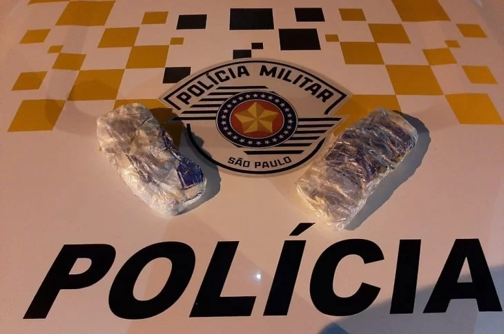 Fiscalização encontra cocaína dentro do travesseiro de passageira de ônibus e mulher acaba presa por tráfico