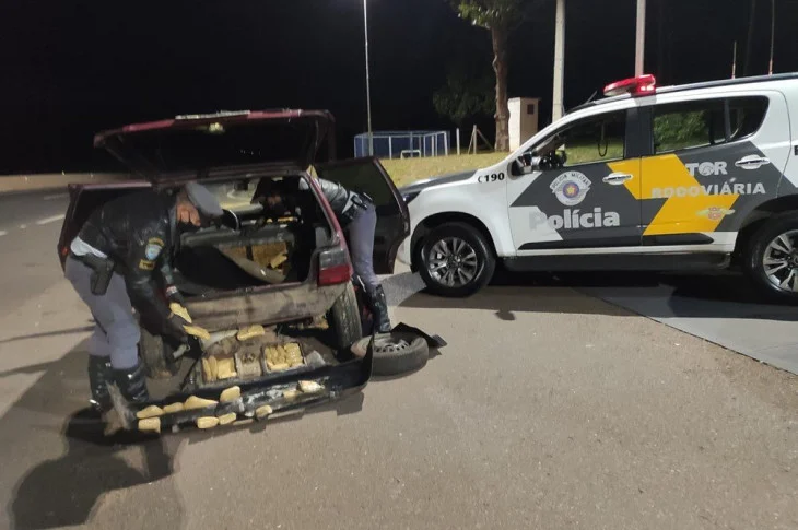 Fiscalização policial encontra droga distribuída em fundos falsos de veículo e prende motorista, em Venceslau