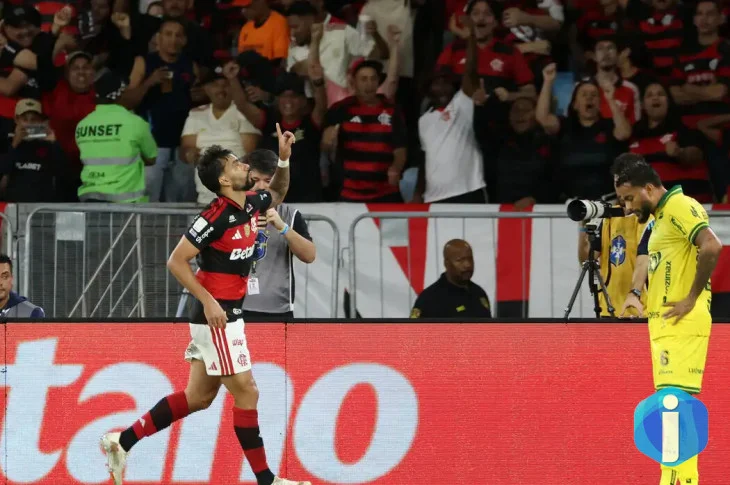 Flamengo vence e fica a um ponto do Palmeiras, líder do Brasileirão