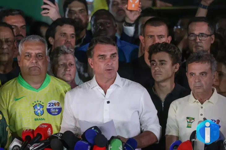 Flávio Bolsonaro cruza fronteira argentina e segue para o Equador