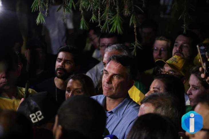 Flávio Bolsonaro impõe condições para liberar sigilos