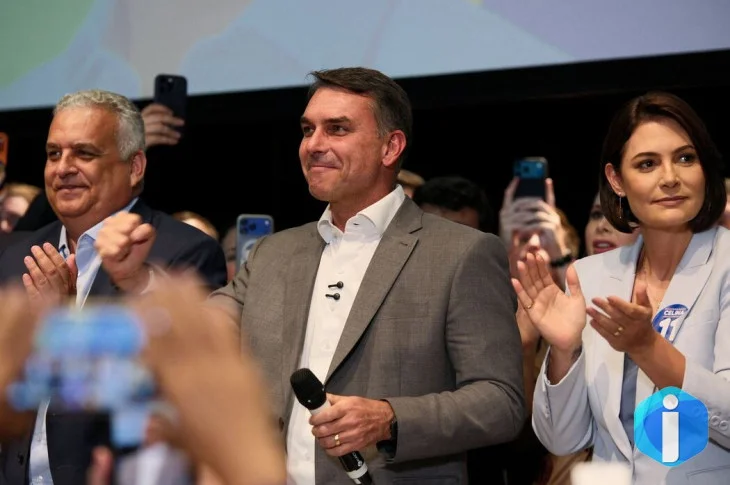 Flávio Bolsonaro recebe apoio de partidos e fala em mudar Constituição