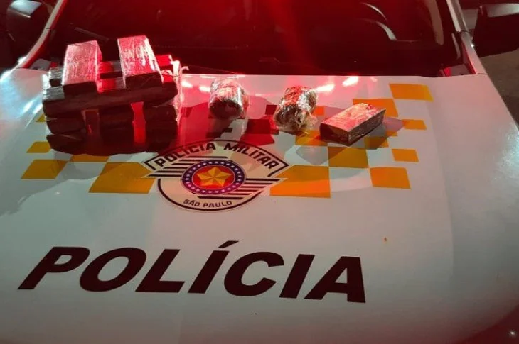 Foragida da Justiça é flagrada com 11 tabletes de maconha e dois pacotes de skank em ônibus
