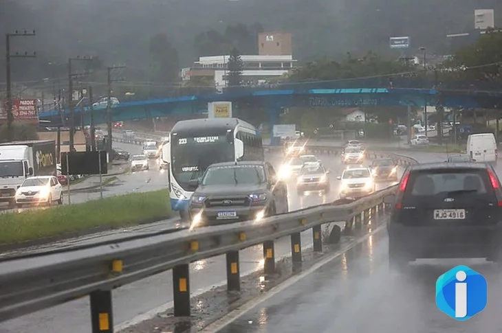 Frente fria leva tempestades e granizo ao centro-sul do país