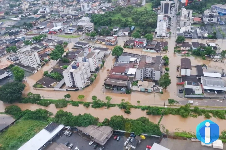 Frente fria oscila sobre SC e traz risco de temporais e enxurradas