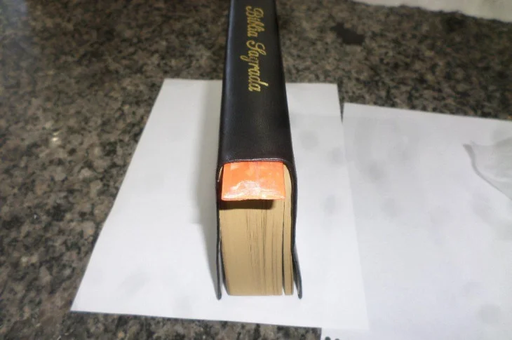 Funcionários de presídio encontram droga sintética escondida dentro de exemplares da Bíblia enviados por parentes a presos 