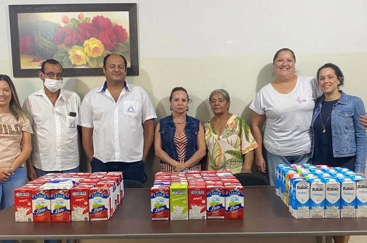 Fundo Social de Solidariedade repassa litros de leite arrecadados durante evento no centro de Presidente Venceslau