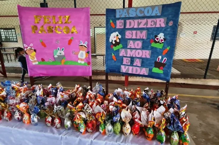 Fundo Social realiza entrega de ovos de páscoa e cestas básicas em escolas do município