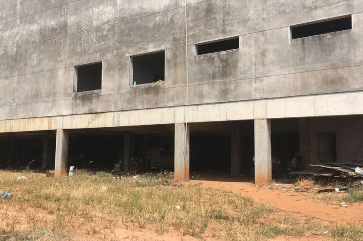 Homem é encontrado morto com corte no pescoço em construção abandonada