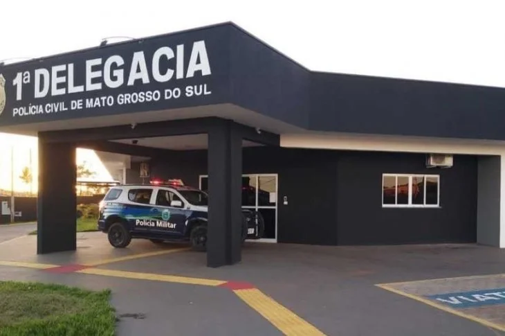 Homem é flagrado estrangulando esposa e entra em surto na delegacia