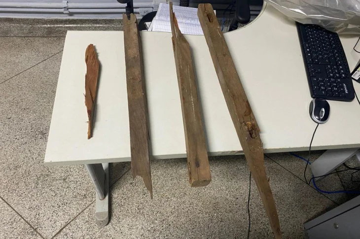 Homem é preso após matar e desfigurar rosto de mulher com pedaço de madeira