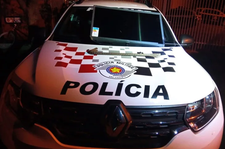 Homem é preso por furto após ser visto com pé de cabra e televisor em Presidente Epitácio