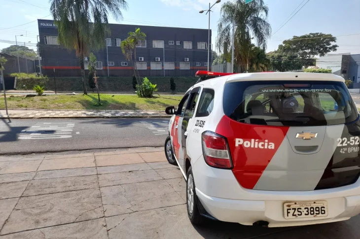 Homem é preso por violência doméstica após jogar banco de madeira nas costas da companheira em Presidente Venceslau