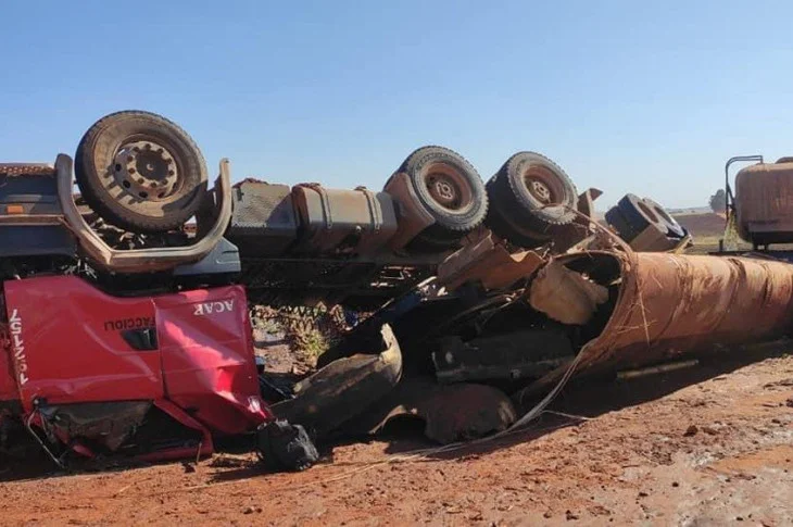 Homem morre em decorrência de tombamento de caminhão em estrada vicinal