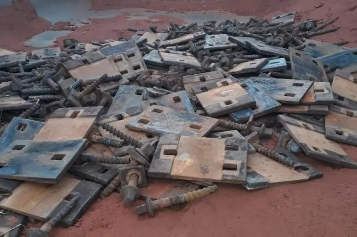 Homens são presos em Caiuá por furto de chapas de ferro dos trilhos