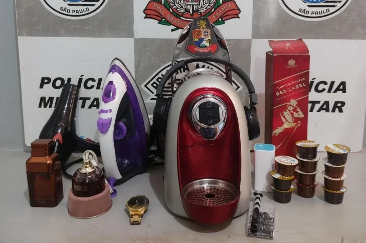 Homens são presos em cidade da região por furto de cafeteira, carregador portátil, whisky e outros objetos