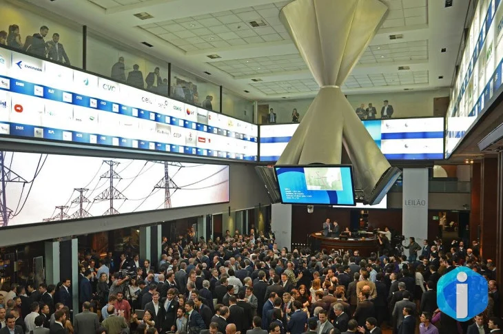 Ibovespa volta aos 174 mil pontos com aposta na Selic, e dólar cai