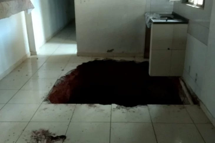 Idosa é removida da própria casa após descoberta de cratera de 2,5 metros de profundidade no chão da cozinha