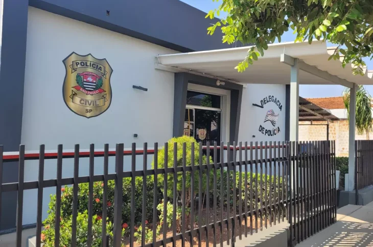 Idoso é preso em flagrante por injúria racial após chamar homem negro de 'macaco', 'preto safado' e 'urubu', diz polícia