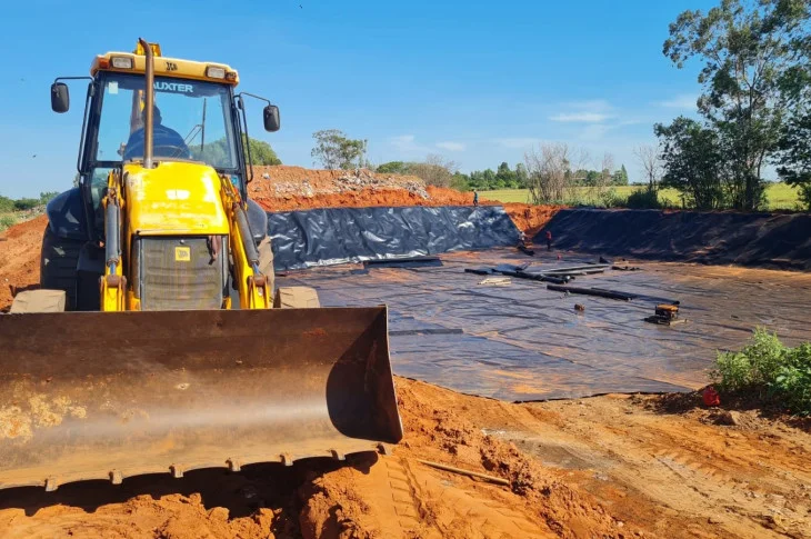 Instalação de geomembrana em nova vala do aterro sanitário é finalizada