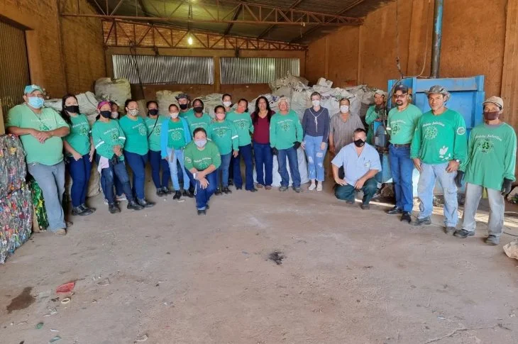 Integrantes da coleta seletiva fazem trabalho de conscientização em Piquerobi
