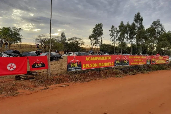 Integrantes da Frente Nacional de Luta ocupam área de fazenda em Rosana