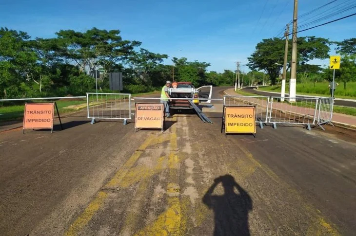 Interdição; Começam obras de recapeamento na avenida Carlos Platzeck em Venceslau