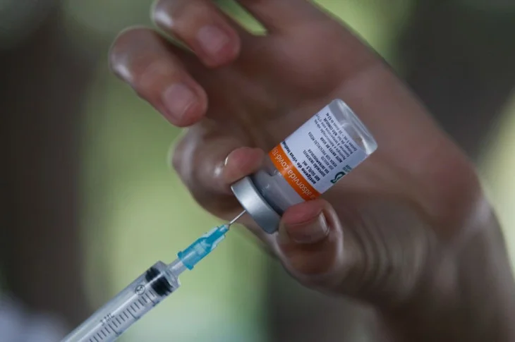 Intervalo de dose de reforço contra covid cai para 5 meses; todos adultos podem tomar