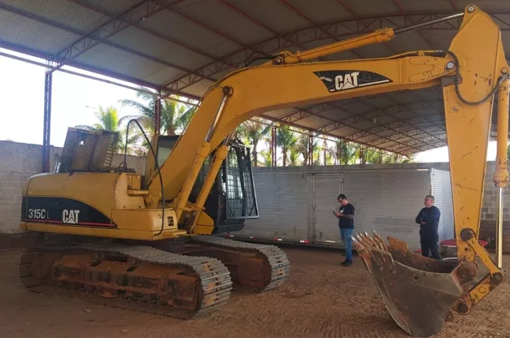Investigações recuperam máquina retroescavadeira furtada em área rural de Presidente Bernardes