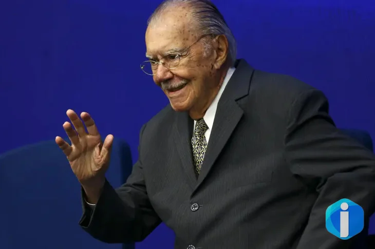 José Sarney recebe alta hospitalar após nove dias de internação