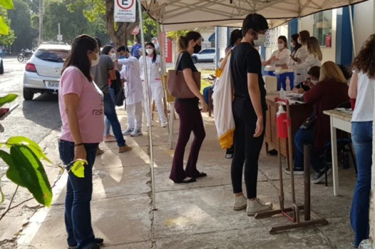 Jovens com 25 anos ou mais recebem vacina contra covid-19 em Presidente Venceslau