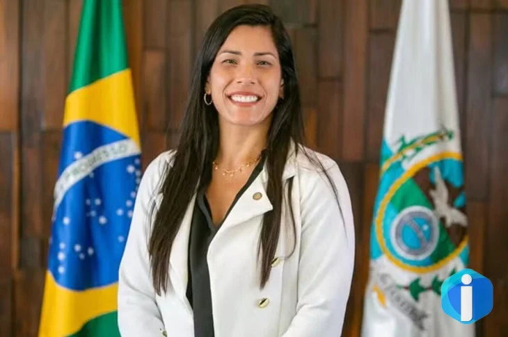 Justiça proíbe deputada de incentivar demissão de opositores