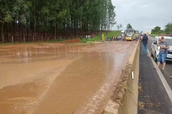 Lama provoca interdição total da “Rodovia Raposo Tavares” em Caiuá