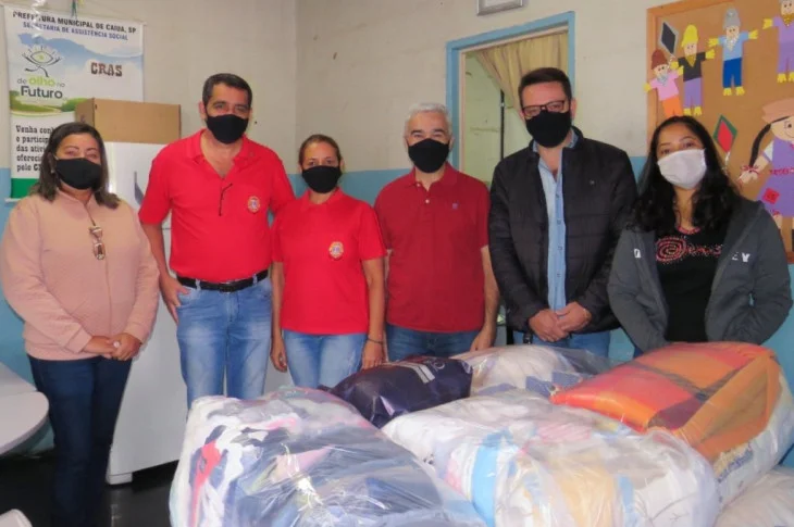 Lions Clube de Presidente Venceslau doa peças da campanha do agasalho para Assistência Social de Caiuá
