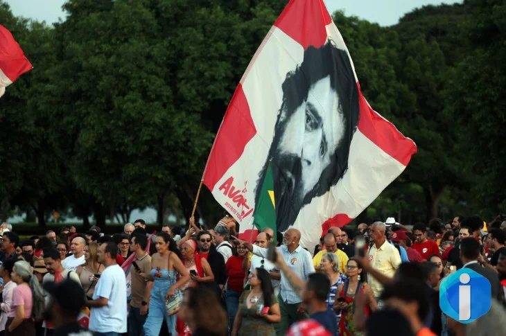 Lula e eleitores idosos se emocionam em “festa de aniversário”